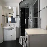 Lejlighed Stylish & Spacious With Patio