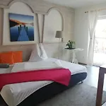 Stylish & Spacious With Patio