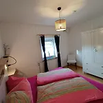 Stylish & Spacious With Patio Lejlighed Stams