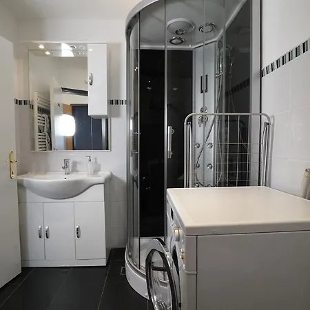 아파트 Stylish & Spacious With Patio