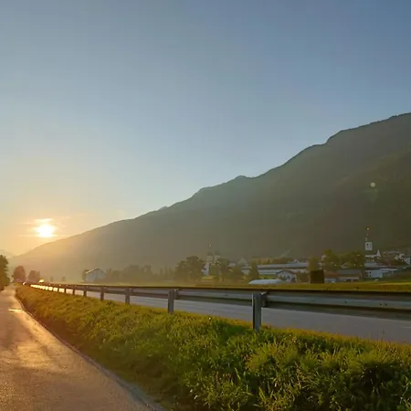 Stylish & Spacious With Patio 아파트 *