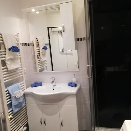 아파트 Stylish & Spacious With Patio 스탬스