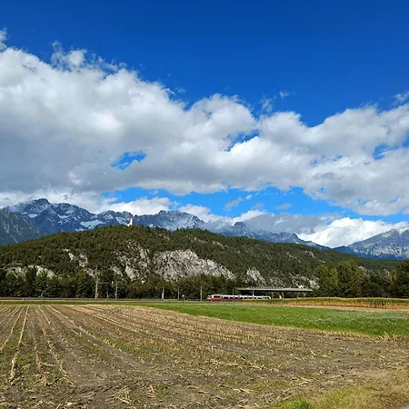 Stylish & Spacious With Patio Штамс