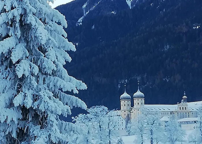 Stylish & Spacious With Patio